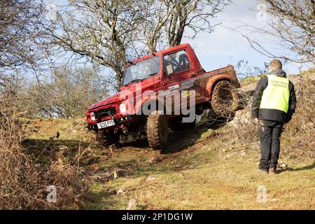 Febbraio 2023 - Red Suzuki Jimmy SJ partecipa a un processo NADWC off Road a Chewton Mendip a Somerset, Regno Unito. Foto Stock