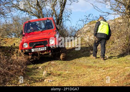 Febbraio 2023 - Red Suzuki Jimmy SJ partecipa a un processo NADWC off Road a Chewton Mendip a Somerset, Regno Unito. Foto Stock