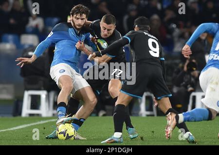 Napoli, Italia. 03rd Mar, 2023. Khvicha Kvaratskhelia di SSC Napoli compete per la palla con Ciro immobile della SS Lazio la Serie A match tra SSC Napoli vs SS Lazio allo stadio Diego Armando Maradona Credit: Independent Photo Agency/Alamy Live News Foto Stock