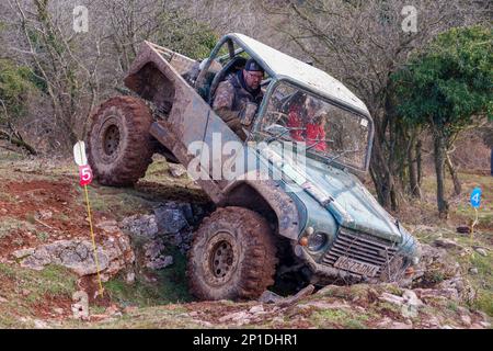 Febbraio 2023 - Land Rover Defender 90 partecipa a un processo ADWC off Road a Chewton Mendip a Somerset, Regno Unito. Foto Stock