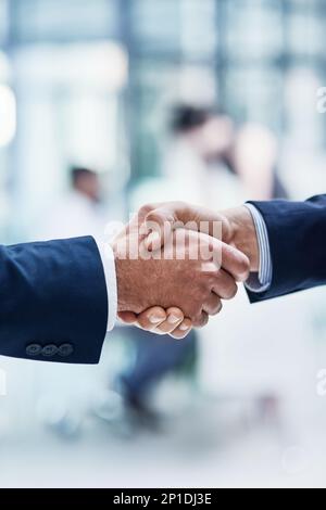 Non vedo l'ora di lavorare insieme. Scatto corto di due uomini d'affari irriconoscibili che scuotono le mani in un ufficio aziendale. Foto Stock