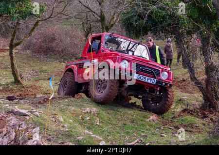 Febbraio 2023 - Red Suzuki Jimmy SJ partecipa a un processo NADWC off Road a Chewton Mendip a Somerset, Regno Unito. Foto Stock