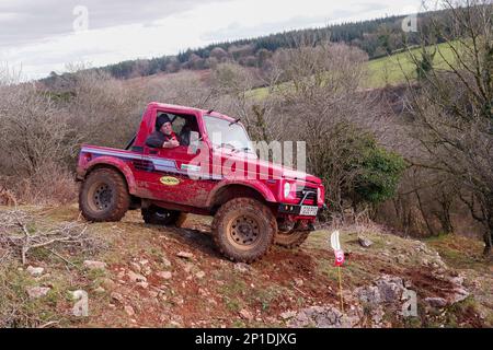 Febbraio 2023 - Red Suzuki Jimmy SJ partecipa a un processo NADWC off Road a Chewton Mendip a Somerset, Regno Unito. Foto Stock