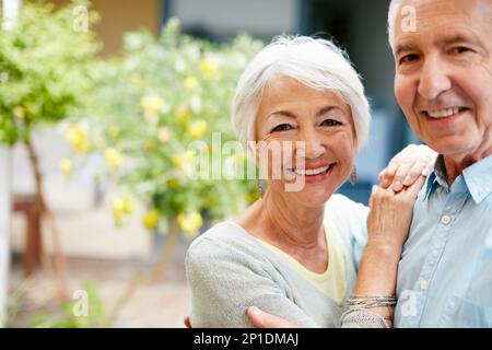 Il nostro amore è ancora forte. Ritratto di una coppia anziana felice all'aperto. Foto Stock