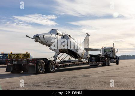 Il corpo di un A-4M Skyhawk è trasportato alla linea di volo sulla Stazione aerea del corpo Marino Cherry Point, Carolina del Nord, 10 gennaio 2023. L'aeromobile è stato assegnato a Marine Attack Squadron-223 da maggio 1981 a agosto 1987, dove ha registrato più di 2.102 ore di volo. Nel corso dei prossimi due anni, l'aeromobile sarà restaurato dal Fleet Readiness Center East e posizionato di fronte alla torre di controllo del traffico aereo. Foto Stock