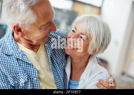 Il vero amore davvero durano per sempre. Scatto corto di una coppia anziana loving nel paese. Foto Stock