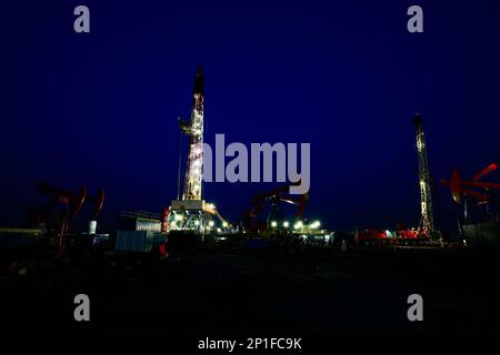 Carro di perforazione per olio la sera Foto Stock