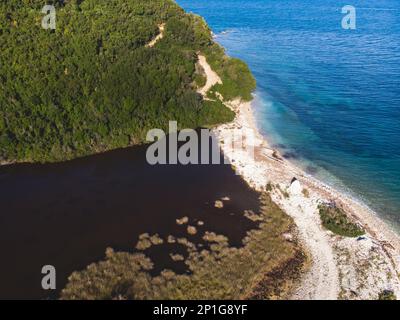 Vista del paesaggio della costa di Erimite vicino a Kassiopi e Agios Stefanos villaggio, isola di Corfù, Kerkyra, Grecia, con sentiero escursionistico, foresta e spiaggia in Foto Stock