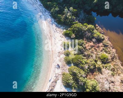 Vista del paesaggio della costa di Erimite vicino a Kassiopi e Agios Stefanos villaggio, isola di Corfù, Kerkyra, Grecia, con sentiero escursionistico, foresta e spiaggia in Foto Stock