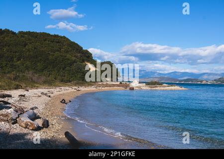 Vista del paesaggio della costa di Erimite vicino a Kassiopi e Agios Stefanos villaggio, isola di Corfù, Kerkyra, Grecia, con sentiero escursionistico, foresta e spiaggia in Foto Stock