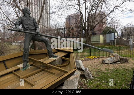 La statua di Headman commemora i contributi degli uomini afroamericani come abili barcaioli sul fiume James a Richmond Virginia Foto Stock