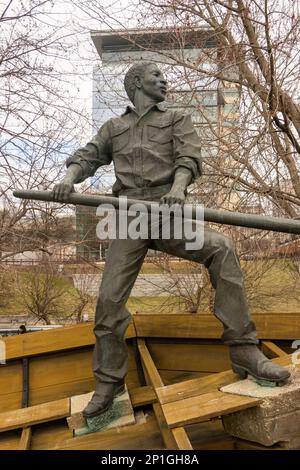 La statua di Headman commemora i contributi degli uomini afroamericani come abili barcaioli sul fiume James a Richmond Virginia Foto Stock