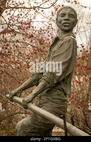 La statua di Headman commemora i contributi degli uomini afroamericani come abili barcaioli sul fiume James a Richmond Virginia Foto Stock