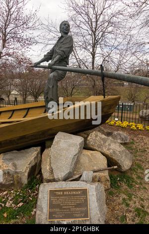 La statua di Headman commemora i contributi degli uomini afroamericani come abili barcaioli sul fiume James a Richmond Virginia Foto Stock