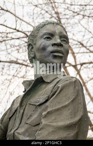 La statua di Headman commemora i contributi degli uomini afroamericani come abili barcaioli sul fiume James a Richmond Virginia Foto Stock