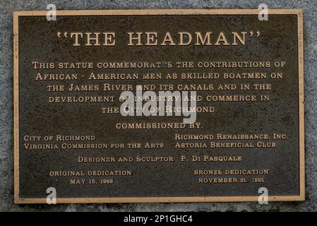 La statua di Headman commemora i contributi degli uomini afroamericani come abili barcaioli sul fiume James a Richmond Virginia Foto Stock