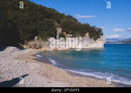 Vista del paesaggio della costa di Erimite vicino a Kassiopi e Agios Stefanos villaggio, isola di Corfù, Kerkyra, Grecia, con sentiero escursionistico, foresta e spiaggia in Foto Stock