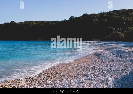 Vista del paesaggio della costa di Erimite vicino a Kassiopi e Agios Stefanos villaggio, isola di Corfù, Kerkyra, Grecia, con sentiero escursionistico, foresta e spiaggia in Foto Stock