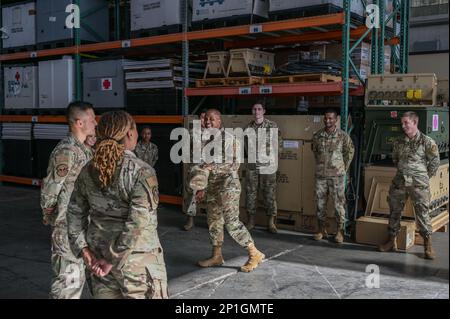 Il Capo Master Sgt. Anthony Thompson Jr., 15th capo di comando di Wing, si presenta agli Airmen assegnati al 15th Healthcare Operations Squadron durante un tour di immersione alla base congiunta Pearl Harbor-Hickam, Hawaii, 6 gennaio 2023. La logistica medica è responsabile dell'acquisizione e della distribuzione di forniture mediche in tutto il Gruppo medico 15th. Foto Stock