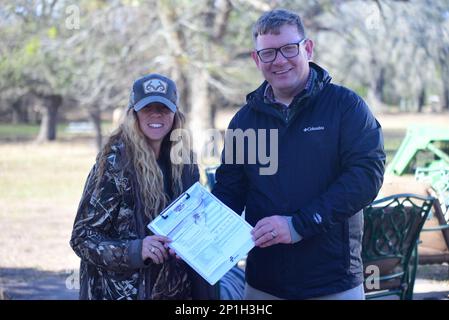 I cappellani dell'ESC del 13th hanno ospitato un ritiro per collegare i soldati con l'outdoor e la terapia animale presso la Belton Lake Outdoor Recreation Area (BLORA) Equitazione Stable, oggi. STATI UNITI Esercito CH. Jeffrey 'Padre' Whorton, il cappellano di comando dell'unità, ha detto che l'intento era quello di mettere i soldati in un ambiente diverso e togliere la mente dai loro problemi per dare loro una nuova prospettiva. "Quando si interrompe questa routine, si ha la possibilità di ripristinare", ha affermato. Egli ha continuato che permette loro di prendersi cura delle loro anime e di essere condotti di grazia e di misericordia verso gli altri nella nostra unità. "La bellezza può arrestarci", ha detto W. Foto Stock