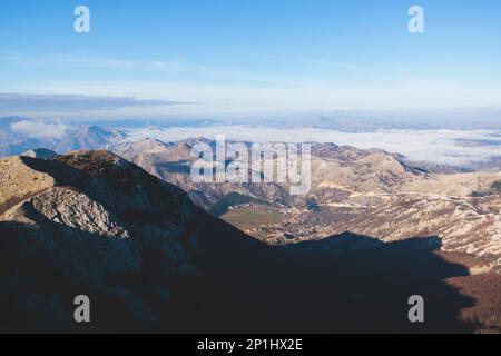 Splendida vista aerea del panorama del Parco Nazionale di Lovcen, vista dal monte Lovcen, dal ponte di osservazione del mausoleo di Njegos, Montenegro nelle giornate di sole, con blu Foto Stock