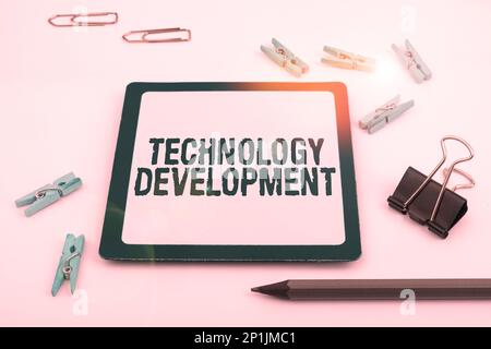 Testo che mostra lo sviluppo tecnologico di Inspiration. Panoramica aziendale cambiamenti tecnologici di prodotti e servizi Foto Stock