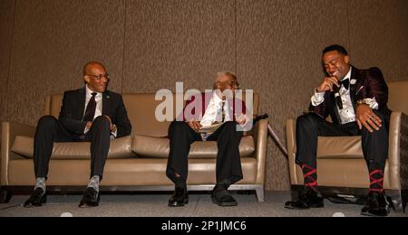 STATI UNITI James Harvey, documentato originale Tuskegee Airman (centro), si unisce in una chiacchierata a fuoco con il Capo di Stato maggiore dell'aeronautica generale CQ Brown, Jr., (a sinistra) e il maggiore Saj El-Amin, moderatore e 99th Airlift Squadron assistenti di volo comandante di volo, Durante il banchetto Accelerating the Legacy 2023 a Charleston, South Carolina, 16 febbraio 2023. Accelerating the Legacy è un evento del patrimonio aeronautico che onora l’eredità di Tuskegee Airmen, offre opportunità di sviluppo professionale e networking a Total Force Airmen, e ispira la prossima generazione di profes aeronautici Foto Stock