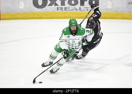 Il difensore del North Dakota Fighting Hawks Ty Farmer (3) pattina con il puck durante una partita di hockey da uomo NCAA tra l'Omaha Mavericks e l'Università del North Dakota Fighting Hawks presso la Ralph Engelstad Arena, Grand Forks, ND venerdì 3 marzo 2023. Di Russell Hons/CSM Foto Stock