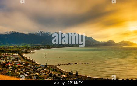 Ammirate l'alba sul villaggio sul mare di Kaikoura, famoso per l'avvistamento delle balene e per i gamberi d'acqua dolce Foto Stock