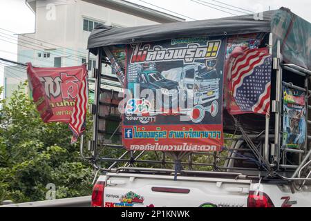 Ratchaburi, Thailandia, 14 2022 NOVEMBRE, Un pick-up camion con una pubblicità per un servizio auto guida in giro per la città Foto Stock