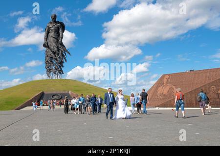 RZHEV, RUSSIA - 15 LUGLIO 2022: La sposa e lo sposo al memoriale dei soldati sovietici caduti (Rzhev Memorial) in un giorno di sole luglio Foto Stock