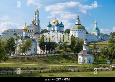 Antica Santissima Trinità Sergius Lavra nel paesaggio estivo. Sergiev Posad. Regione di Mosca, Russia Foto Stock