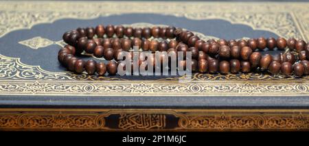Perline di preghiera islamica o tasbih in un artistico. E' adatto per lo sfondo di concetti di design a tema Ramadan o altri eventi religiosi islamici Foto Stock