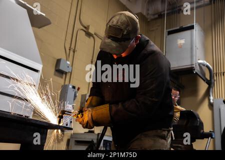 I guardiani nazionali dell'esercito dell'Oklahoma si sono riuniti per mettere alla prova le loro abilità meccaniche al secondo concorso annuale Mechanic of the Year tenutosi presso il Combined Support Maintenance Shop di Norman, Oklahoma, il 8 febbraio 2023. Otto squadre di quattro uomini hanno rappresentato i rispettivi negozi di manutenzione di tutto lo stato per mostrare le proprie competenze e dimostrare chi è il migliore meccanico, ma anche per entrare in rete tra gli altri concorrenti. (Foto della Guardia Nazionale dell'Oklahoma di Sgt. REECE Heck) Foto Stock