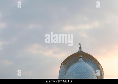 La cupola della moschea con spazio copia per il testo di riempimento, Ramadan e concetto di saluto islamico Foto Stock