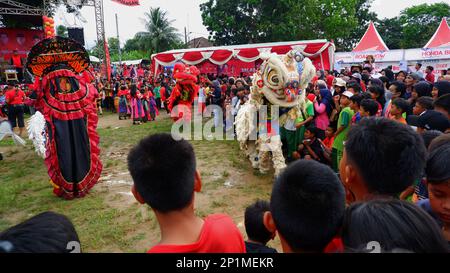 Barongsai Art spettacoli, visti da folle di residenti, nella città di Muntok durante il giorno a Muntok Foto Stock