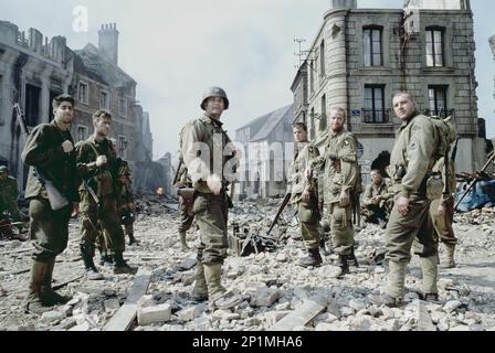 Film Still from 'Saving Private Ryan' Adam Goldberg, Edward Burns, Tom Hanks, Matt Damon, Max Martini, Tom Sizemore © 1998 DreamWorks Photo Credit: David James Credit: PictureLux/The Hollywood Archive/Alamy Live News Foto Stock