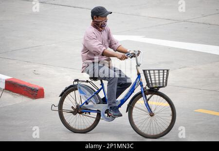 SAMUT PRAKAN, THAILANDIA, 17 2023 FEBBRAIO, Un uomo in bicicletta su strada della città. Foto Stock