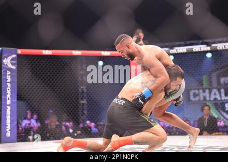 Orlando, Florida, Stati Uniti. 3rd Mar, 2023. ORLANDO, FL - 3 marzo David Evans difende un takedown da Brahyan Zurcher durante la settimana 6 della PFL Challenger Series il 3 marzo 2023 agli Universal Studios di Orlando, Florida. (Credit Image: © Aaron Litz/PX Imagens via ZUMA Press Wire) SOLO PER USO EDITORIALE! Non per USO commerciale! Foto Stock