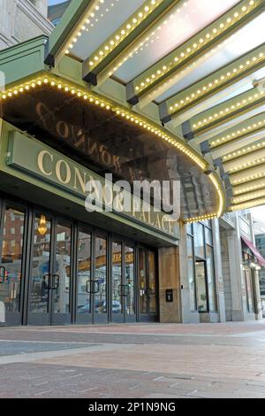 L'ingresso esterno dello storico Connor Palace Theater prima dei 2023 lavori di ristrutturazione del padiglione del Playhouse Square Theater District a Cleveland, Ohio Foto Stock