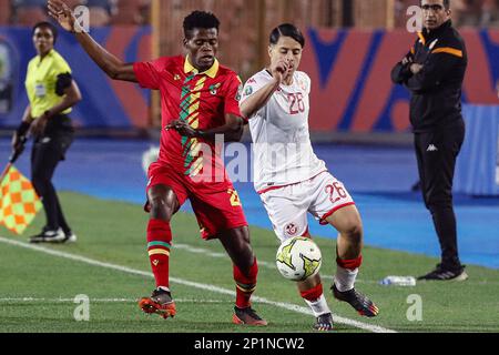 Cairo, Egitto. 3rd Mar, 2023. Chaim El Djebali (R) della Tunisia compete con Hergie Mossala del Congo durante la partita di calcio della Quarterfinale tra Congo e Tunisia alla 2023 CAF (Confederation of African Football) U-20 Africa Cup of Nations al Cairo, Egitto, 3 marzo 2023. Credit: Ahmed Gomaa/Xinhua/Alamy Live News Foto Stock