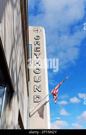 Inaugurato nel 1948, il simbolo storico di Cleveland Greyhound Station a Chester Avenue nel centro di Cleveland, Ohio, è stato venduto nel 2023. Foto Stock