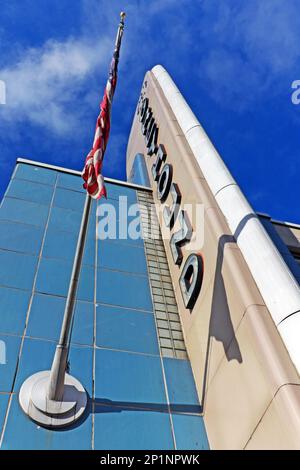 Inaugurato nel 1948, il simbolo storico di Cleveland Greyhound Station a Chester Avenue nel centro di Cleveland, Ohio, è stato venduto nel 2023. Foto Stock