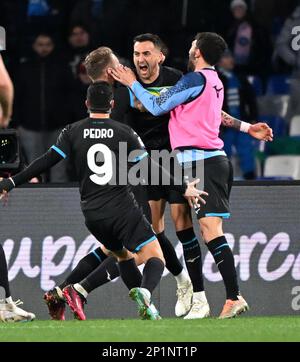 Napoli, Italia. 3rd Mar, 2023. Matias Vecchio del Lazio (2nd R) celebra il suo gol con i suoi compagni di squadra durante una Serie A tra Napoli e Lazio a Napoli, 3 marzo 2023. Credit: Alberto Lingria/Xinhua/Alamy Live News Foto Stock