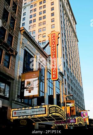 Playhouse Square, con la sua segnaletica e i marchesi del teatro il 28 febbraio 2023 prima dei lavori di ristrutturazione del marchee del quartiere del teatro. Foto Stock