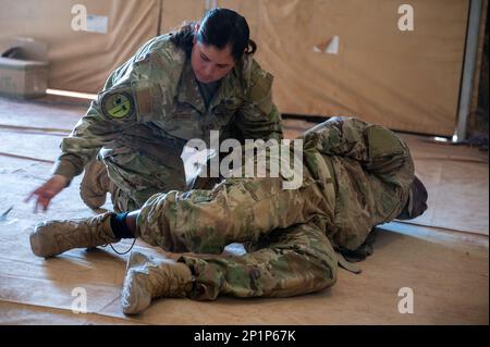 STATI UNITI Elizabeth Bolanos, 724th Expeditionary Air base Squadron, ufficiale non incaricato delle operazioni di fitness, conduce una ricerca di un arrestee simulato durante l'addestramento delle forze di sicurezza in AB 201, Niger, 27 gennaio 2023. Gli Augmentee sono radunati da varie unità al di fuori dei loro campi di carriera per diventare Airmen multifunzionale - potere funzionare come membri delle forze di sicurezza nei periodi di bisogno. Foto Stock