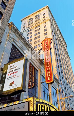 L'iconica insegna di Playhouse Square si trova sopra l'Ohio Theater nel quartiere dei teatri nel centro di Cleveland, Ohio, USA, al tramonto il 28 febbraio 2023 Foto Stock