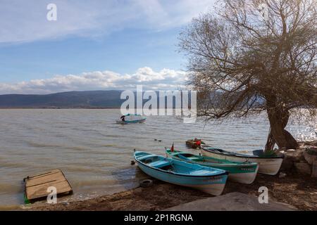 Golyazi, Turchia, 26 dicembre 2021; i pescatori stanno andando a pescare in barca nel lago di Uluabat, BURSA, TURCHIA Foto Stock