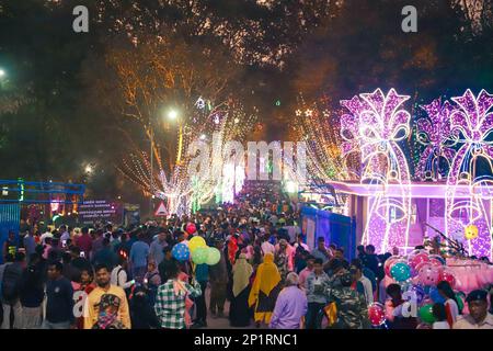 Jamshedpur, India. 03rd Mar, 2023. La folla pubblica al parco Jubilee porta Sakchi il giorno 184th Fondatore. Cittadini in attesa dell'apertura dell'ingresso principale del parco giubilare per entrare nel parco. L'evento principale celebra ogni anno a Jamshedpur il 3 marzo per rendere omaggio alla visione del fondatore di un futuro industriale con il benessere della comunità al suo centro. (Foto di Rohit Shaw/Pacific Press) Credit: Pacific Press Media Production Corp./Alamy Live News Foto Stock