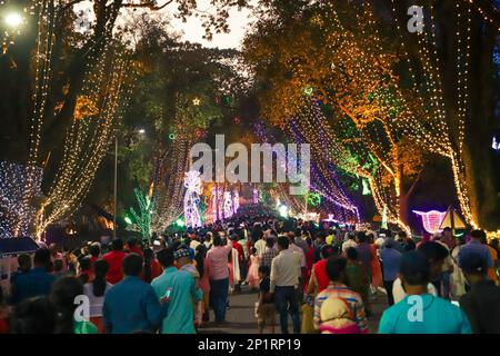 Jamshedpur, India. 03rd Mar, 2023. La folla pubblica al parco Jubilee porta Sakchi il giorno 184th Fondatore. Cittadini in attesa dell'apertura dell'ingresso principale del parco giubilare per entrare nel parco. L'evento principale celebra ogni anno a Jamshedpur il 3 marzo per rendere omaggio alla visione del fondatore di un futuro industriale con il benessere della comunità al suo centro. (Foto di Rohit Shaw/Pacific Press) Credit: Pacific Press Media Production Corp./Alamy Live News Foto Stock